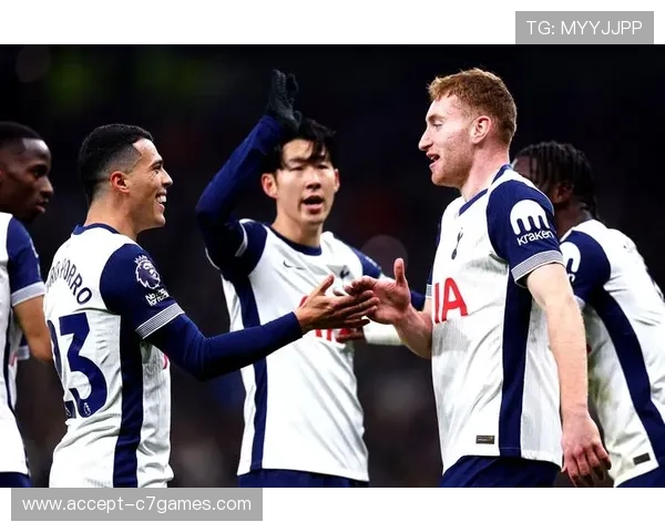 世界杯新星崛起各大俱乐部争抢热门球员转会市场进入白热化阶段